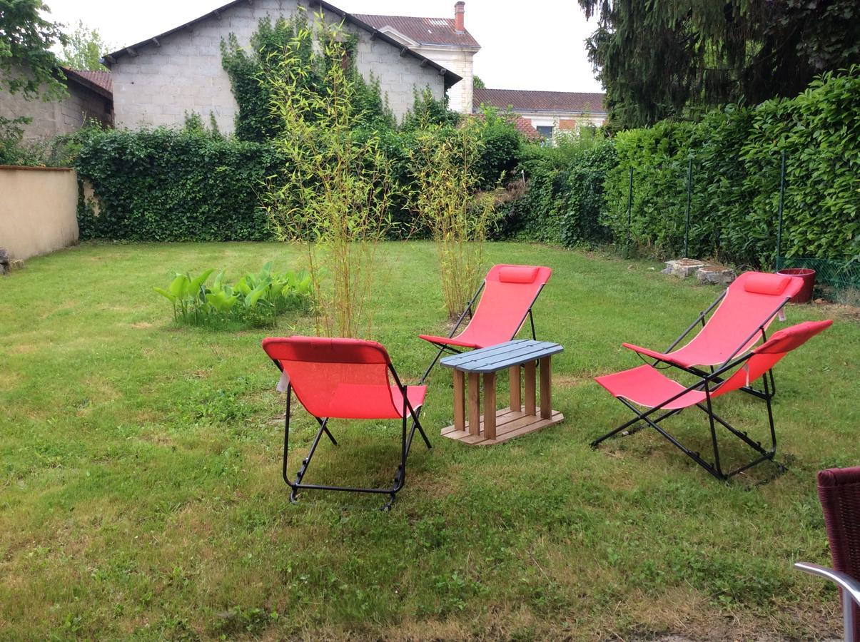 Logis Hotel Du Champ De Foire Saint-Aulaye-Puymangou Eksteriør bilde